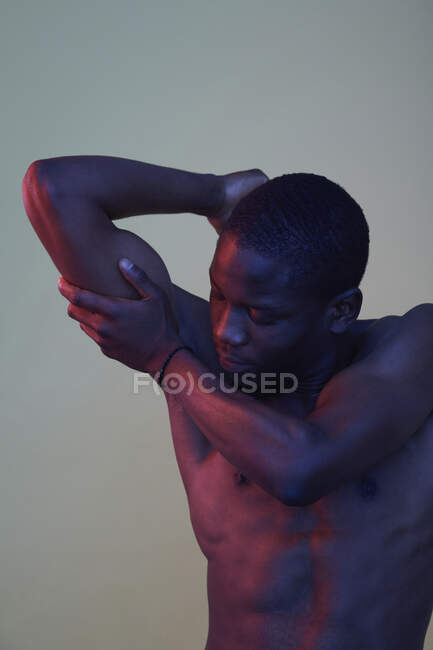 Ritratto di uomo africano, mano sul braccio — Foto stock