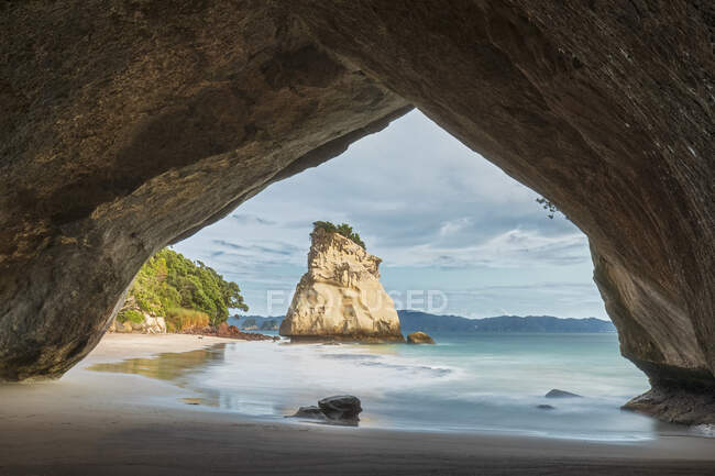 New Zealand, North Island, Waikato, Te Hoho Rock seen from under natural arch in Cathedral Cove — Stock Photo