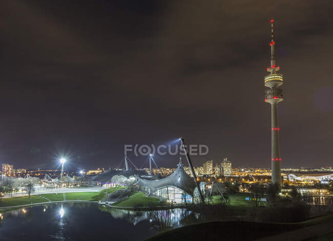 Olympiaturm contra o céu à noite em Munique, Alemanha — Fotografia de Stock