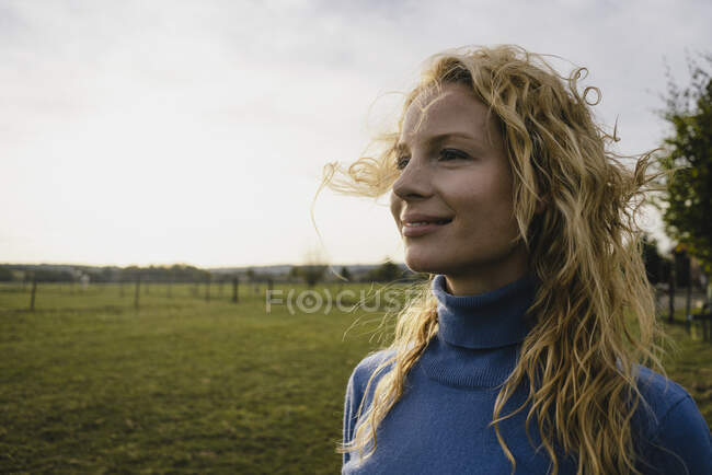 Porträt einer lächelnden jungen Frau auf dem Land — Stockfoto