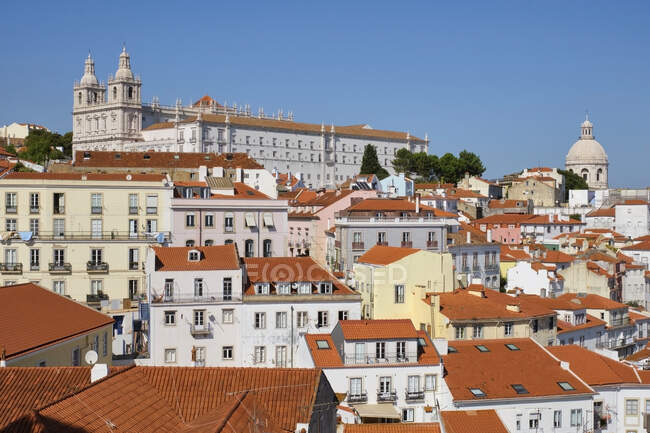 Portugal, Lisboa, Alfama, paisagem urbana de Miradouro das Portas do Sol — Fotografia de Stock