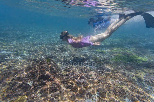 Дві молоді жінки плавають у воді на острові Нуса - Пеніда (Балі, Індонезія). — стокове фото