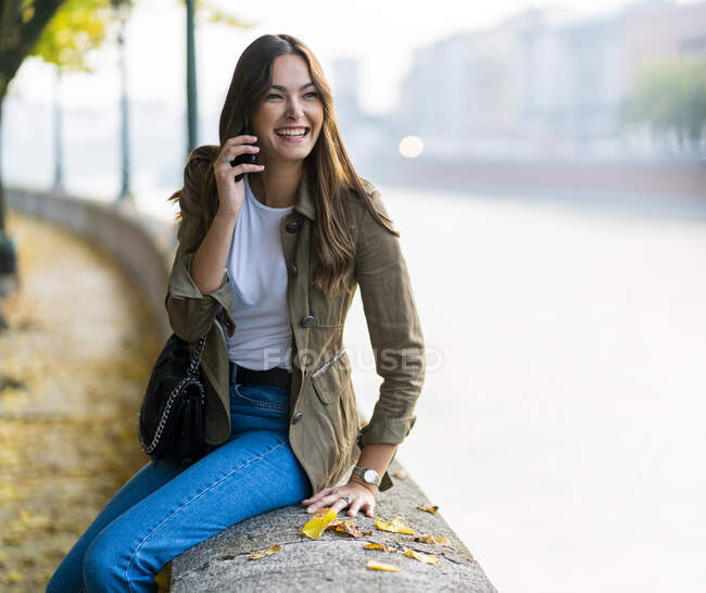 Young brunette woman using smartphone in Verona, Italy — Stock Photo