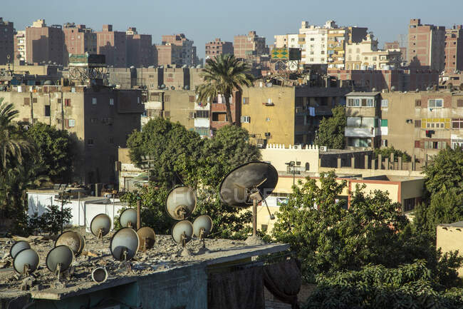 Antenas parabólicas no telhado no bairro residencial — Fotografia de Stock