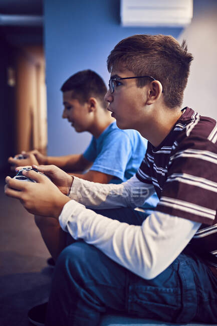 Amici adolescenti che giocano al videogioco in una sala giochi di divertimento — Foto stock