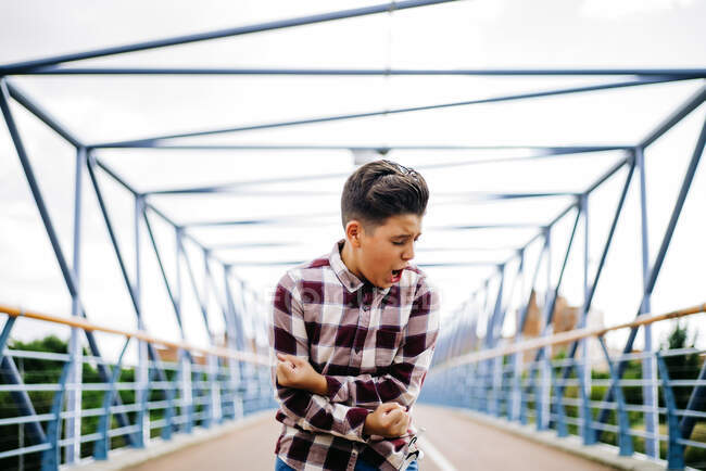 Gypsy boy singing flamenco on a bridge — Stock Photo