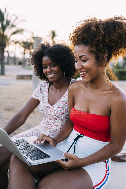 Junge Frauen benutzen Laptop im Park — Stockfoto