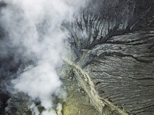 Indonesia, Java, Vista aérea de nubes de gas sobre el volcán Ijen - foto de stock