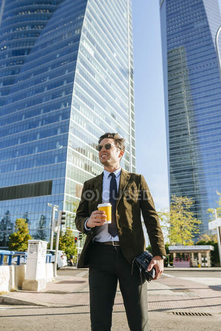 Довірливий бізнесмен, який ходить по міському діловому районі (Мадрид, Іспанія). — стокове фото