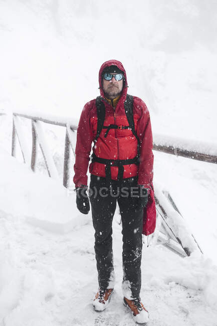 Montañista de pie en el camino y mirando a la cámara, Alpes italianos, Lecco, Lombardía, Italia - foto de stock