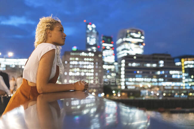 Young woman at dusk in London — Stock Photo