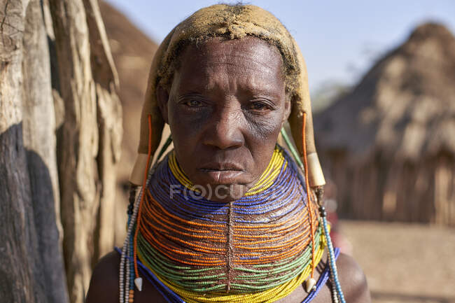 Muhila tradicional mujer, retrato, Kehamba, Chibia, Angola - foto de stock