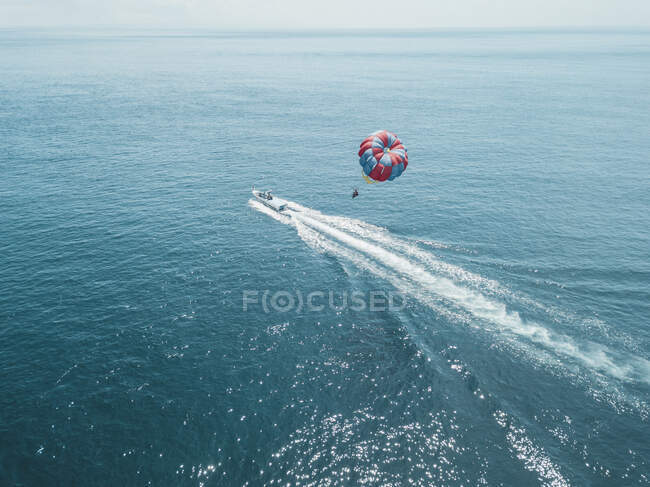 Nusa Dua, Bali, Nusa Dua, Veduta aerea di persona parasailing e motoscafo — Foto stock
