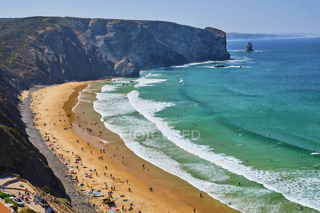 Portugal, Algarve, Arrifana, People relaxing along sandy coastal beach in summer — Stock Photo
