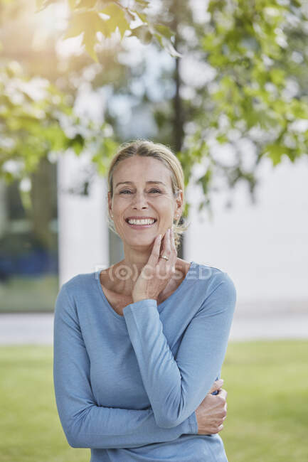 Ritratto di donna bionda felice in un parco — Foto stock