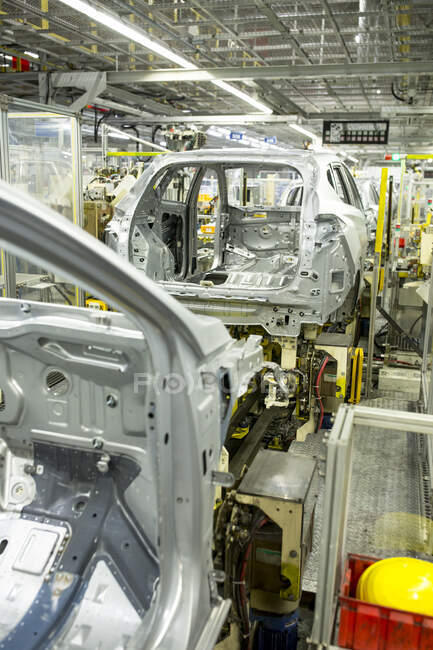 Moderna producción automatizada de automóviles en una fábrica - foto de stock