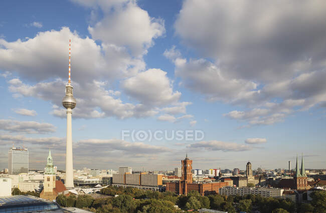 Alemania, Berlín, Nubes sobre la Torre de TV de Berlín y los edificios de la ciudad circundantes - foto de stock