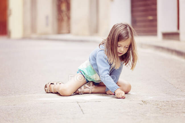 Girl drawing in the street — Stock Photo