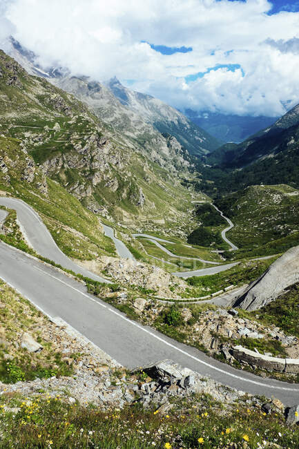 Italien, Piemont, Blick auf lange kurvenreiche Straße im Gran Paradiso Nationalpark — Stockfoto