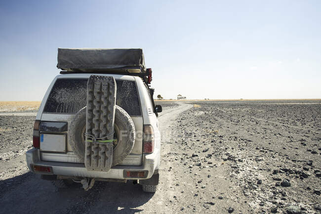 Позашляховик, що їде по брудній дорозі, Макгадікгаді-Панс, Ботсвана. — стокове фото
