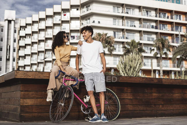 Крутая пара с велосипедом в городе — стоковое фото