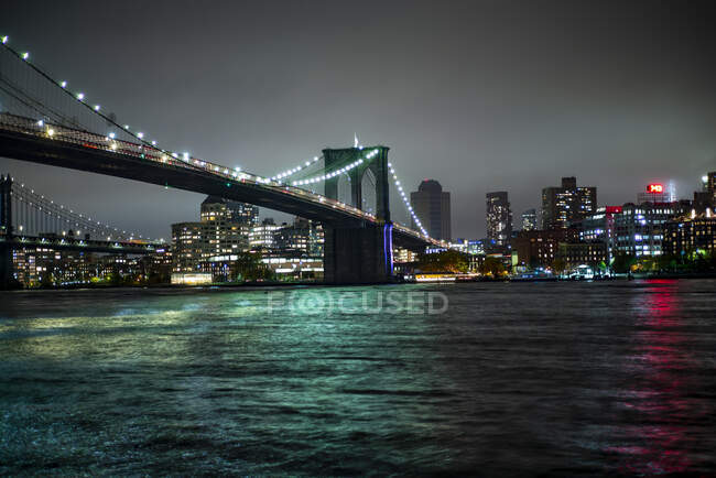 USA, New York, New York City, beleuchtete Brooklyn Bridge bei Nacht — Stockfoto