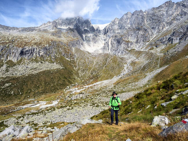 Italia, provincia de Brescia, Alpes de Adamello, Val Salarno, Glaciar, Excursionista - foto de stock