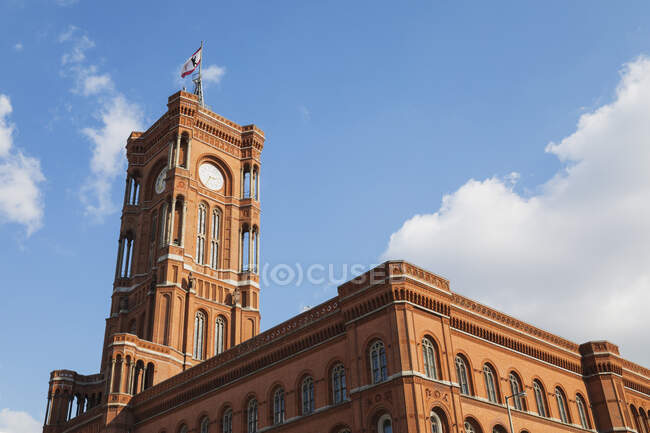 Alemania, Berlín, Vista de ángulo bajo de la torre del reloj Rotes Rathaus - foto de stock