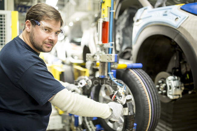 Portrait de travailleur confiant dans une usine automobile moderne — Photo de stock