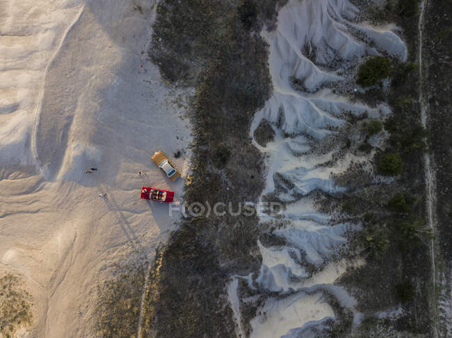 Luftaufnahme von Autos auf Vulkanlandschaft in Goreme, Kappadokien, Türkei — Stockfoto