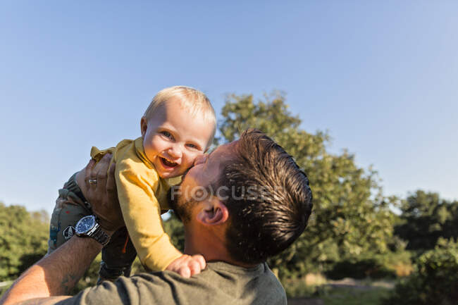 Батько цілувати його маленький син — стокове фото