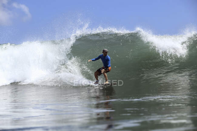 Surfer, Bali, Indonesia sullo sfondo della natura — Foto stock