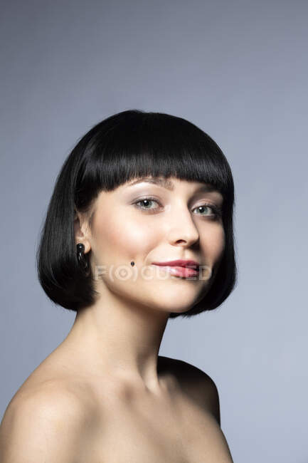 Retrato de mujer joven con piercing en la mejilla - foto de stock