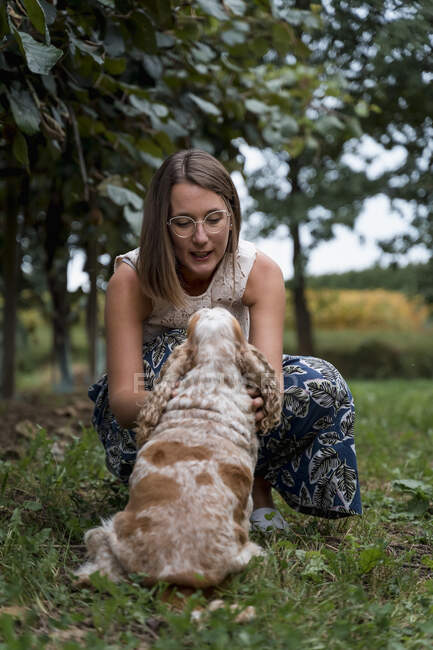 Frau mit Hund auf einer Wiese — Stockfoto