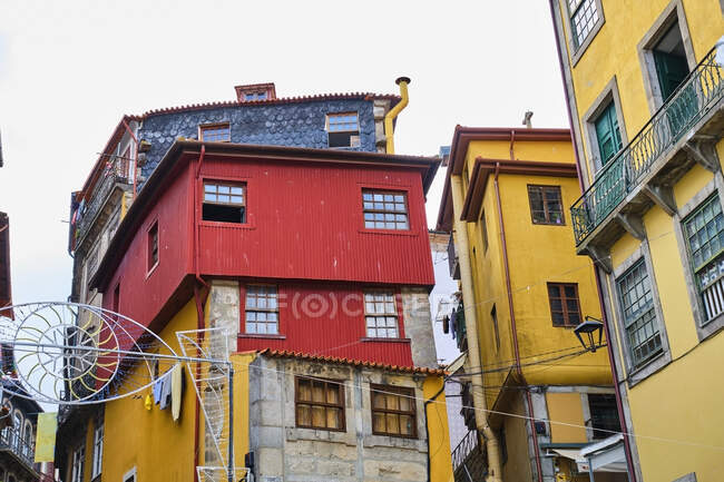 Portugal, Oporto, Casas coloridas en la Plaza Ribeira - foto de stock