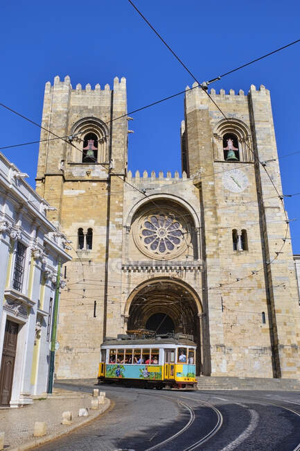 Португалия, Лиссабон, Алфама, Лиссабонский собор — стоковое фото
