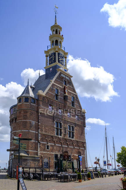 Países Bajos, Holanda Septentrional, Hoorn, Sillones de restaurante frente a Hoofdtoren - foto de stock
