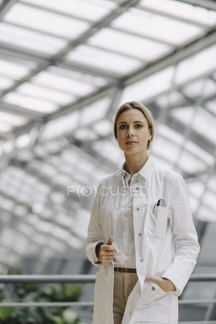 Retrato de una doctora confiada - foto de stock