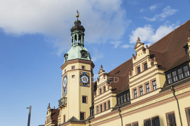 Tiefer Blick auf den Rathaussturm vor blauem Himmel in Leipzig bei sonnigem Tag, Sachsen, Deutschland — Stockfoto