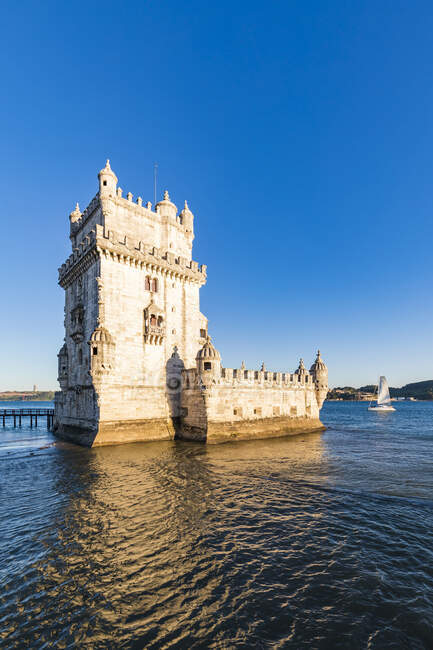 Portugal, Lisboa, Torre de Belém no rio Tejo — Fotografia de Stock