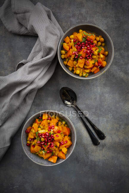 Spicy oriental pumpkin stew with Hokkaido squash, chickpeas, parsley and pomegranate seeds — Stock Photo