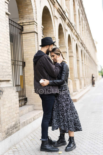 Giovane coppia innamorata in città — Foto stock
