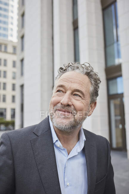 Portrait of confident businessman in the city — Stock Photo