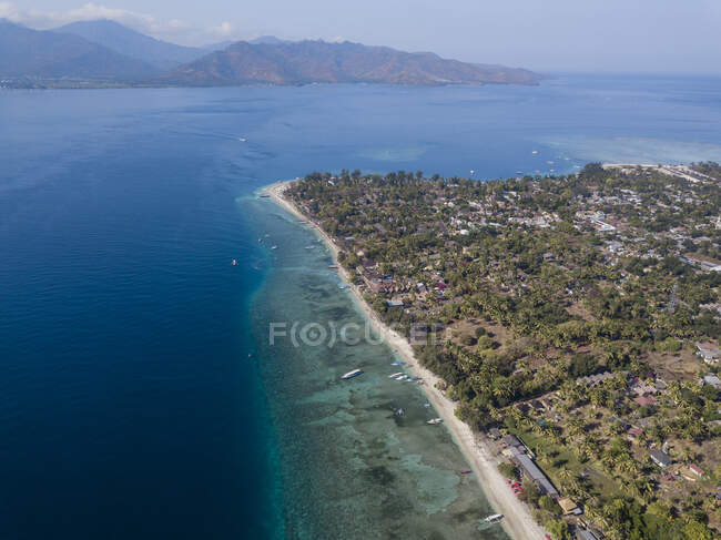 Вид з повітря на острів Ґілі-Ейр з островом Ломбок на тлі Балі, Індонезія — стокове фото