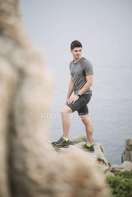 Trailrunner auf einem Felsen in der Küstenlandschaft, Ferrol, Spanien — Stockfoto