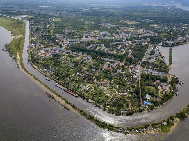 Вид з висоти на річку Неву в місті в сонячний день, Шліссельбург, Росія. — стокове фото