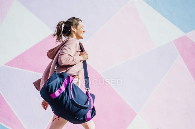 Donna sportiva con borsa sportiva — Foto stock
