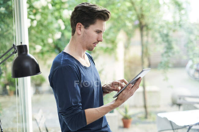 Freelancer en oficina usando tableta digital - foto de stock