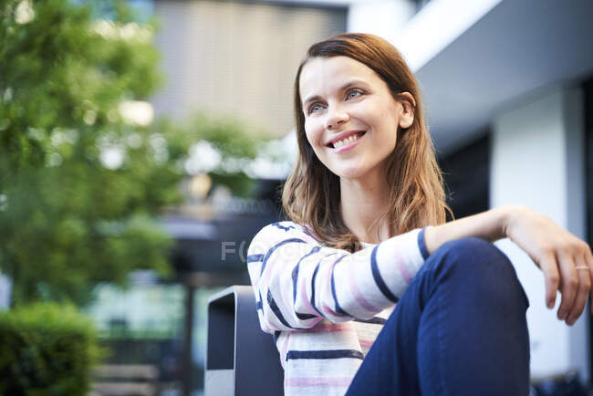 Smiling woman having a break in the city — Stock Photo