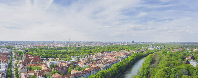 Allemagne, Bavière, Munich, Panorama de la rivière Isar et de la vieille ville de Munich en été — Photo de stock